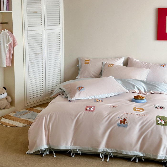 91家纺网 家纺一手货源 找家纺 爱缦 2026新款小马奔腾系列100s全棉四件套（此款券后控价：小号238，标准298，大号318） 小马奔腾-浅粉蓝