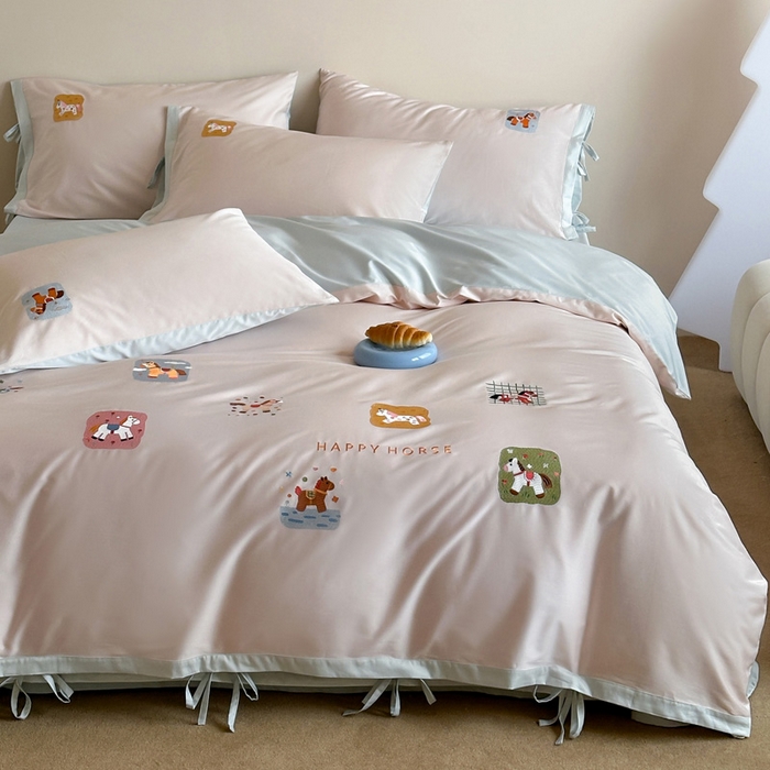 91家纺网 家纺一手货源 找家纺 爱缦 2026新款小马奔腾系列100s全棉四件套（此款券后控价：小号238，标准298，大号318） 小马奔腾-浅粉蓝