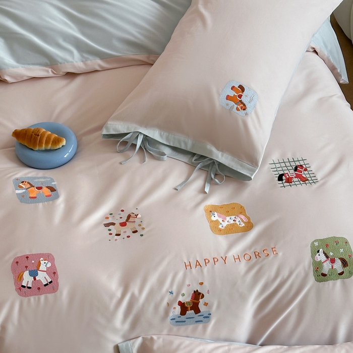 91家纺网 家纺一手货源 找家纺 爱缦 2026新款小马奔腾系列100s全棉四件套（此款券后控价：小号238，标准298，大号318） 小马奔腾-浅粉蓝