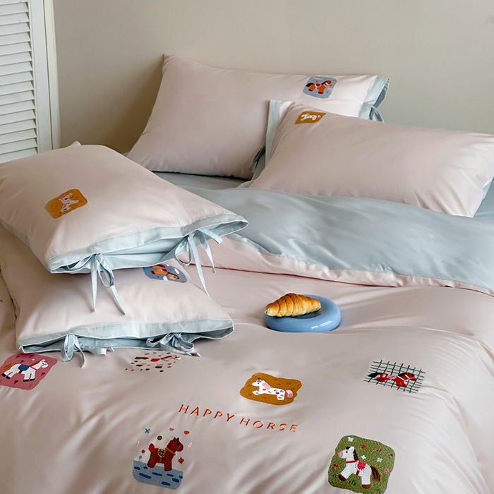 91家纺网 家纺一手货源 找家纺 爱缦 2026新款小马奔腾系列100s全棉四件套（此款券后控价：小号238，标准298，大号318） 小马奔腾-浅粉蓝