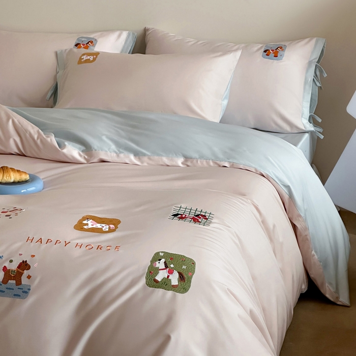 91家纺网 家纺一手货源 找家纺 爱缦 2026新款小马奔腾系列100s全棉四件套（此款券后控价：小号238，标准298，大号318） 小马奔腾-浅粉蓝