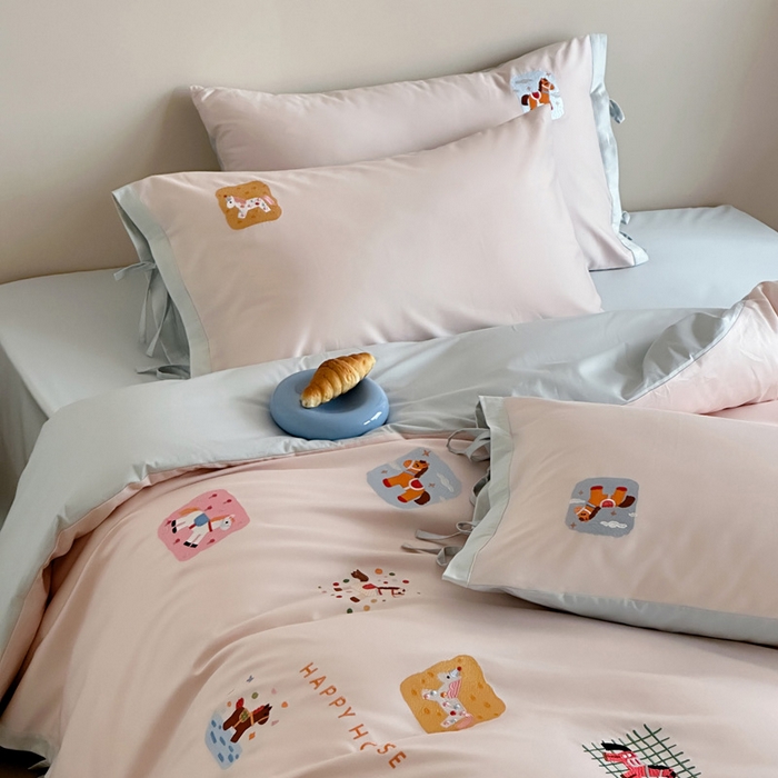 91家纺网 家纺一手货源 找家纺 爱缦 2026新款小马奔腾系列100s全棉四件套（此款券后控价：小号238，标准298，大号318） 小马奔腾-浅粉蓝