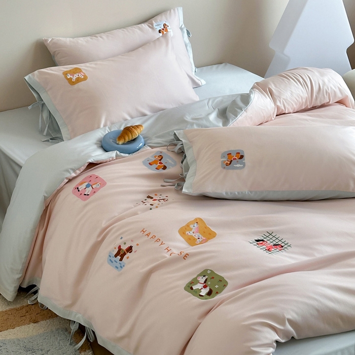 91家纺网 家纺一手货源 找家纺 爱缦 2026新款小马奔腾系列100s全棉四件套（此款券后控价：小号238，标准298，大号318） 小马奔腾-浅粉蓝