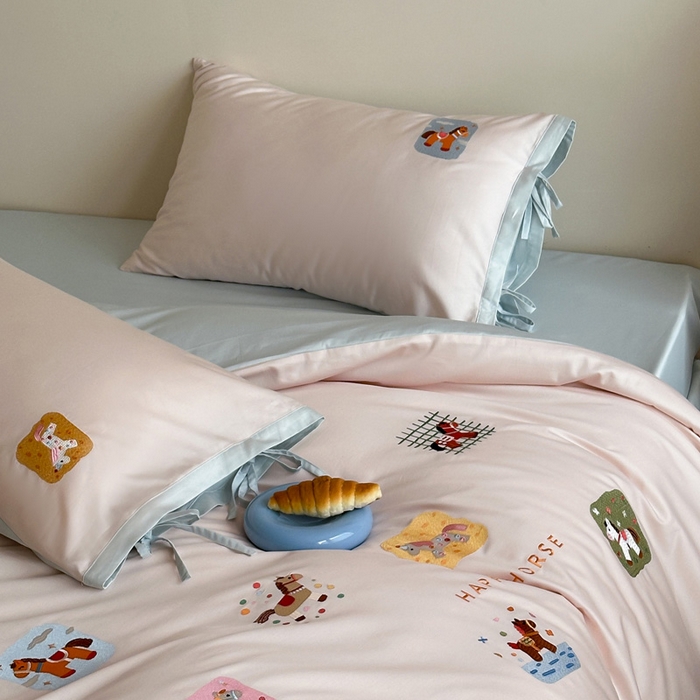 91家纺网 家纺一手货源 找家纺 爱缦 2026新款小马奔腾系列100s全棉四件套（此款券后控价：小号238，标准298，大号318） 小马奔腾-浅粉蓝