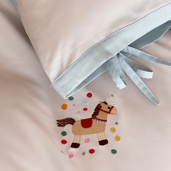 91家纺网 家纺一手货源 找家纺 爱缦 2026新款小马奔腾系列100s全棉四件套（此款券后控价：小号238，标准298，大号318） 小马奔腾-浅粉蓝