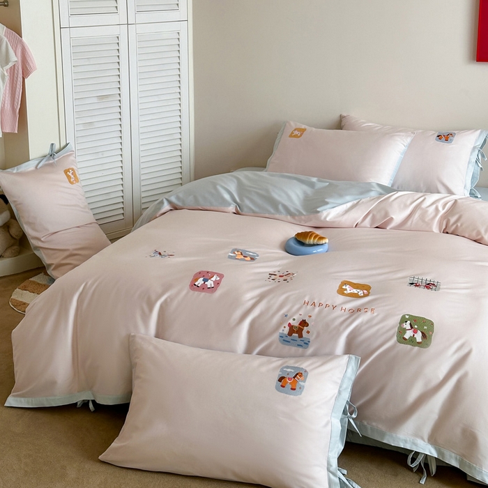 91家纺网 家纺一手货源 找家纺 爱缦 2026新款小马奔腾系列100s全棉四件套（此款券后控价：小号238，标准298，大号318） 小马奔腾-浅粉蓝