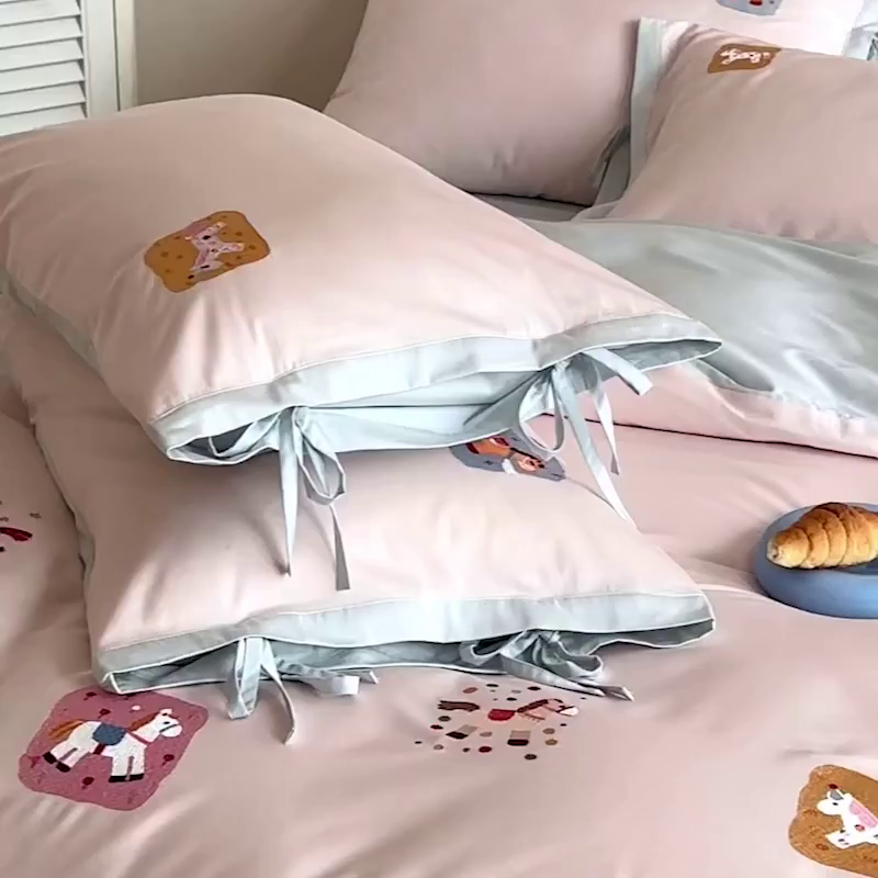 91家纺网 家纺一手货源 找家纺 爱缦 2026新款小马奔腾系列100s全棉四件套（此款券后控价：小号238，标准298，大号318） 小马奔腾-浅粉蓝