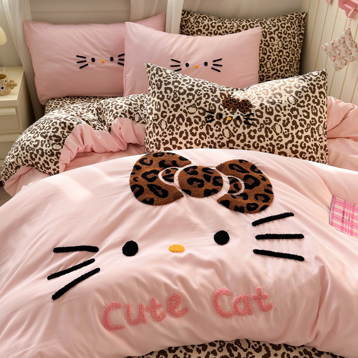91家纺网 家纺一手货源 找家纺 优选 2026新款网红热款豹纹kitty毛巾绣床上四件套学生三件套 豹纹kitty-粉