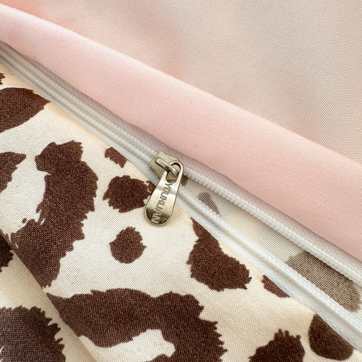 91家纺网 家纺一手货源 找家纺 优选 2026新款网红热款豹纹kitty毛巾绣床上四件套学生三件套 豹纹kitty-粉