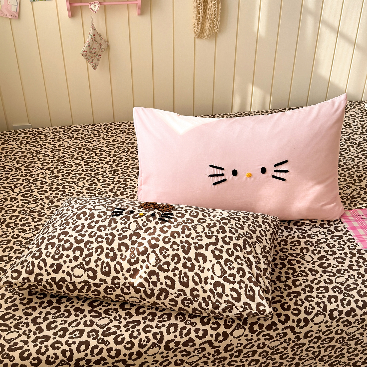 91家纺网 家纺一手货源 找家纺 优选 2026新款网红热款豹纹kitty毛巾绣床上四件套学生三件套 豹纹kitty-粉