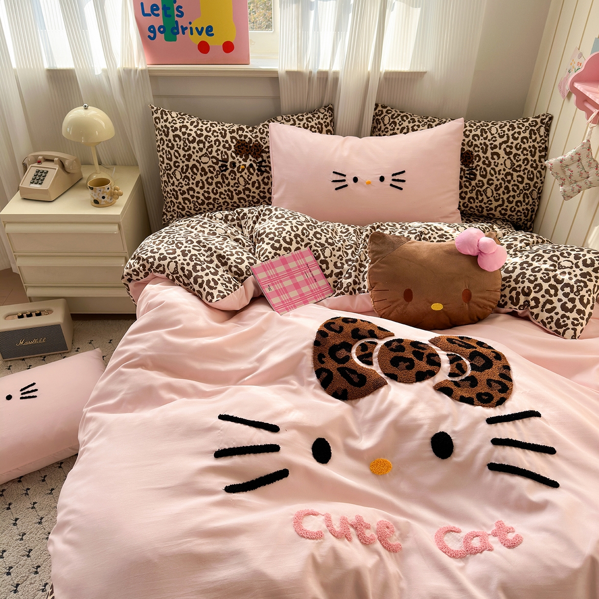 91家纺网 家纺一手货源 找家纺 优选 2026新款网红热款豹纹kitty毛巾绣床上四件套学生三件套 豹纹kitty-粉