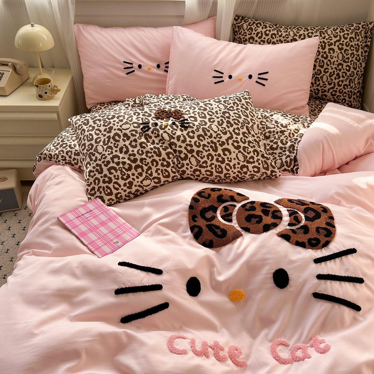 91家纺网 家纺一手货源 找家纺 优选 2026新款网红热款豹纹kitty毛巾绣床上四件套学生三件套 豹纹kitty-粉