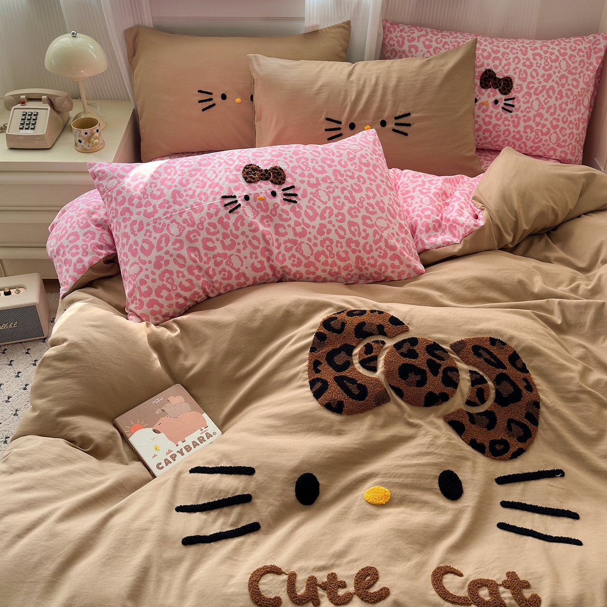 91家纺网 家纺一手货源 找家纺 优选 2026新款网红热款豹纹kitty毛巾绣床上四件套学生三件套 豹纹kitty-粉咖