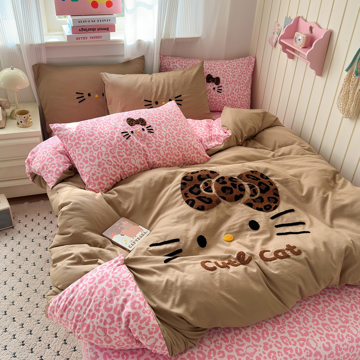 91家纺网 家纺一手货源 找家纺 优选 2026新款网红热款豹纹kitty毛巾绣床上四件套学生三件套 豹纹kitty-粉咖