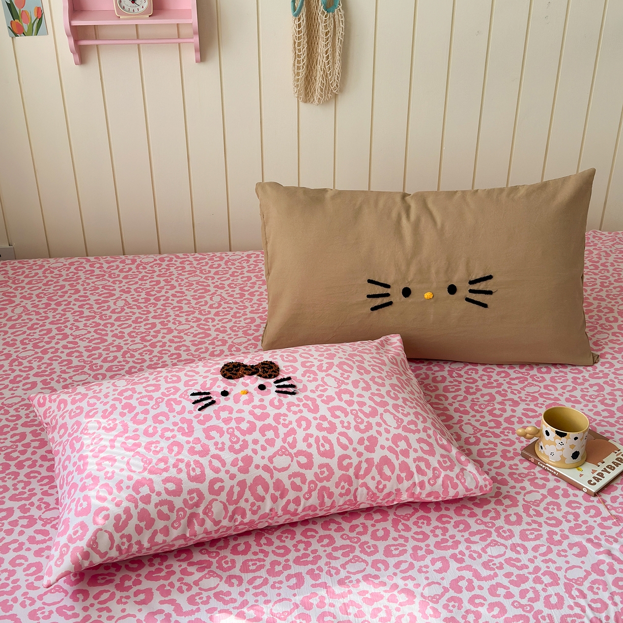 91家纺网 家纺一手货源 找家纺 优选 2026新款网红热款豹纹kitty毛巾绣床上四件套学生三件套 豹纹kitty-粉咖