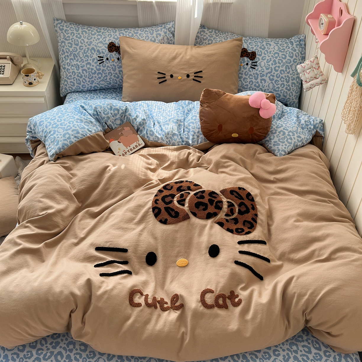 91家纺网 家纺一手货源 找家纺 优选 2026新款网红热款豹纹kitty毛巾绣床上四件套学生三件套 豹纹kitty-奶咖