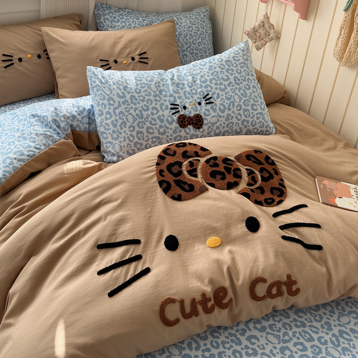91家纺网 家纺一手货源 找家纺 优选 2026新款网红热款豹纹kitty毛巾绣床上四件套学生三件套 豹纹kitty-奶咖