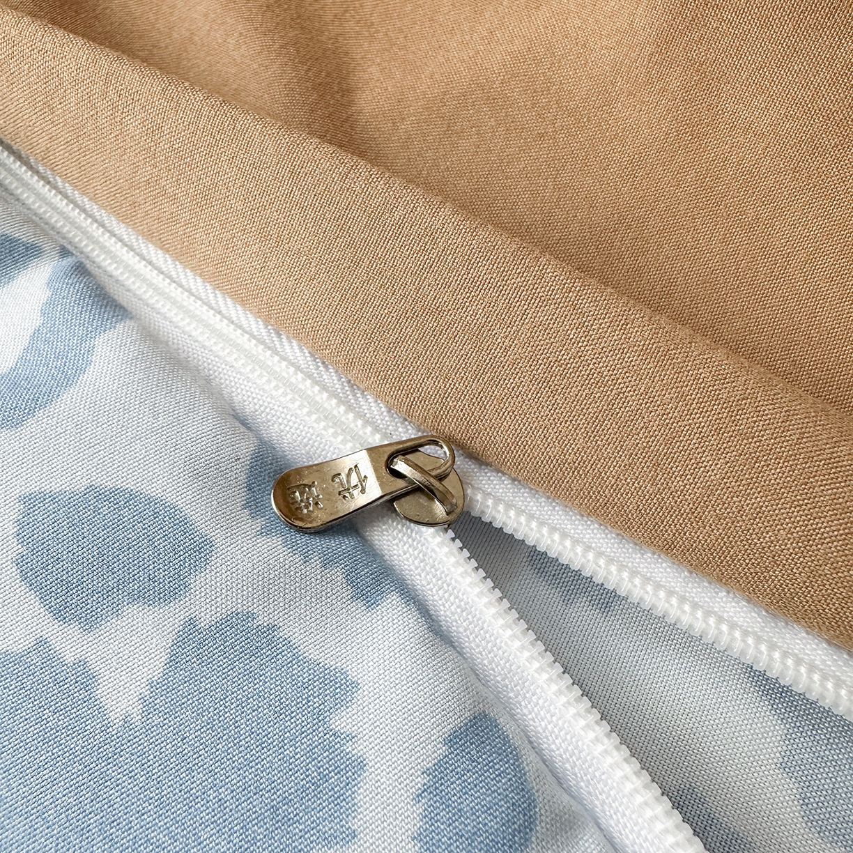 91家纺网 家纺一手货源 找家纺 优选 2026新款网红热款豹纹kitty毛巾绣床上四件套学生三件套 豹纹kitty-奶咖