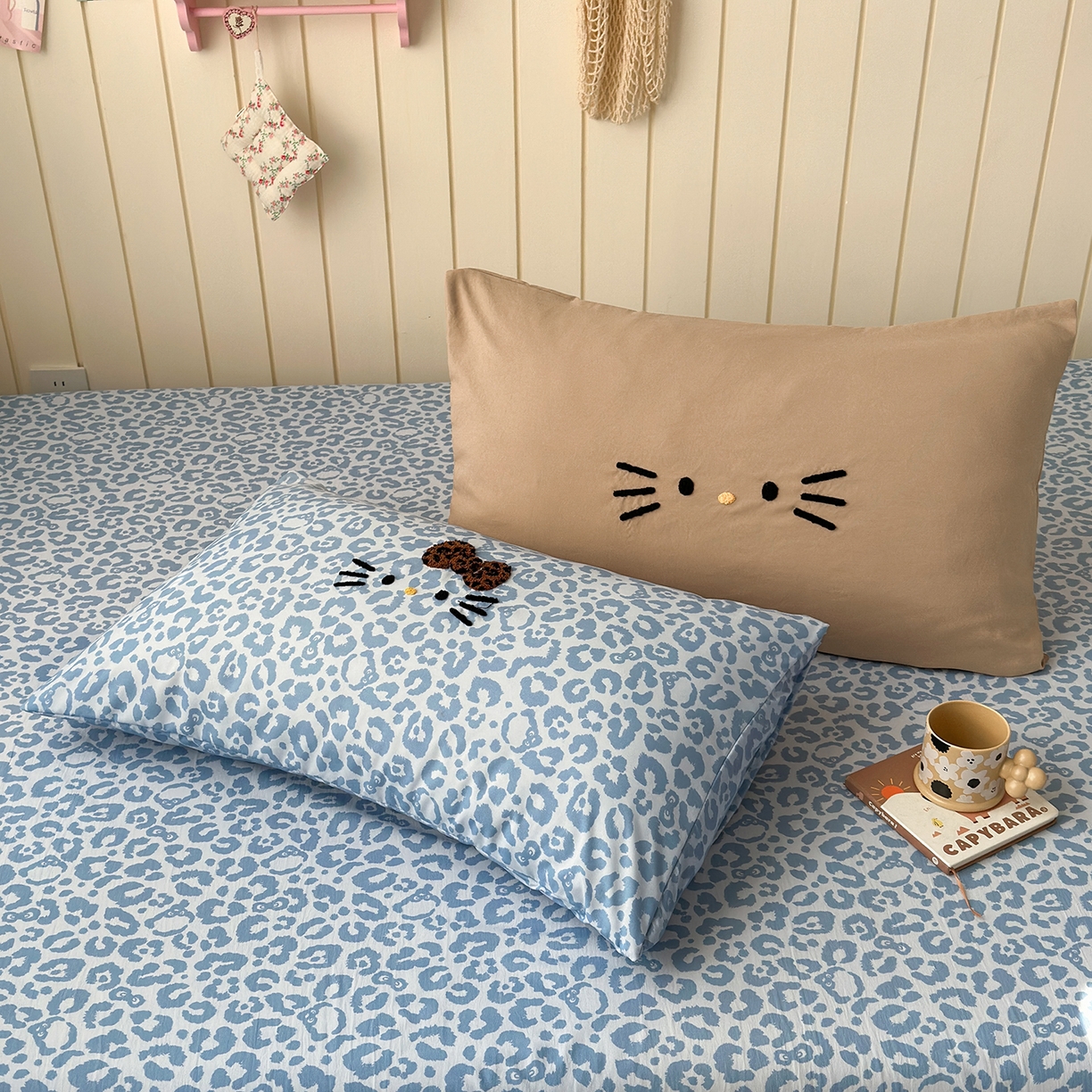 91家纺网 家纺一手货源 找家纺 优选 2026新款网红热款豹纹kitty毛巾绣床上四件套学生三件套 豹纹kitty-奶咖