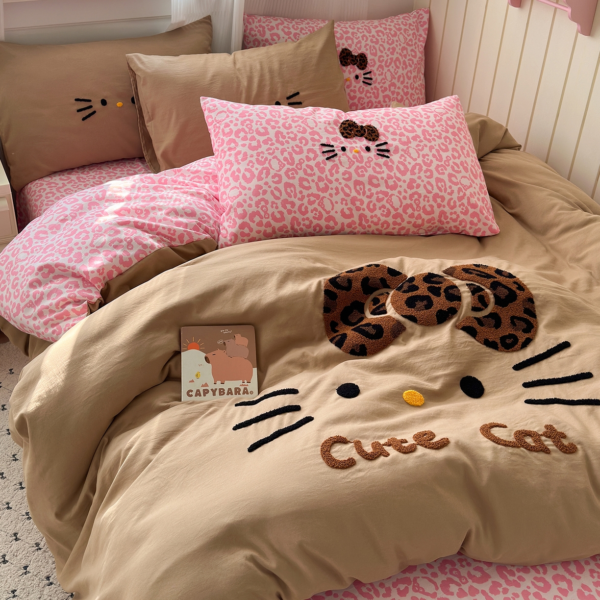 91家纺网 家纺一手货源 找家纺 优选良品 2026新款网红热款豹纹kitty毛巾绣床上四件套学生三件套 豹纹kitty-粉咖