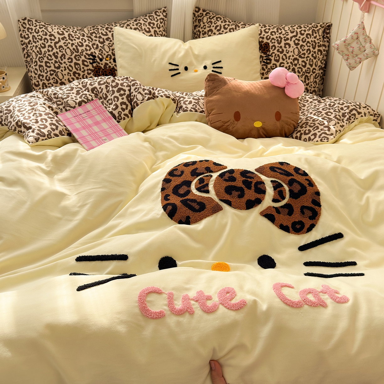 91家纺网 家纺一手货源 找家纺 优选良品 2026新款网红热款豹纹kitty毛巾绣床上四件套学生三件套 豹纹kitty-奶黄
