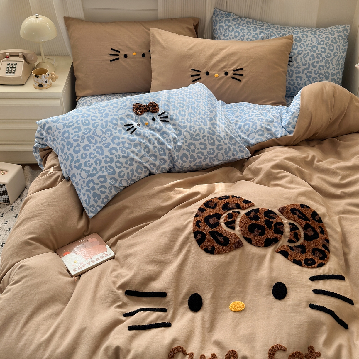 91家纺网 家纺一手货源 找家纺 优选良品 2026新款网红热款豹纹kitty毛巾绣床上四件套学生三件套 豹纹kitty-奶咖
