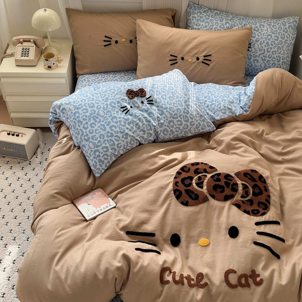 91家纺网 家纺一手货源 找家纺 优选良品 2026新款网红热款豹纹kitty毛巾绣床上四件套学生三件套 豹纹kitty-奶咖