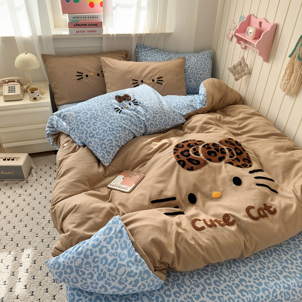 91家纺网 家纺一手货源 找家纺 优选良品 2026新款网红热款豹纹kitty毛巾绣床上四件套学生三件套 豹纹kitty-奶咖