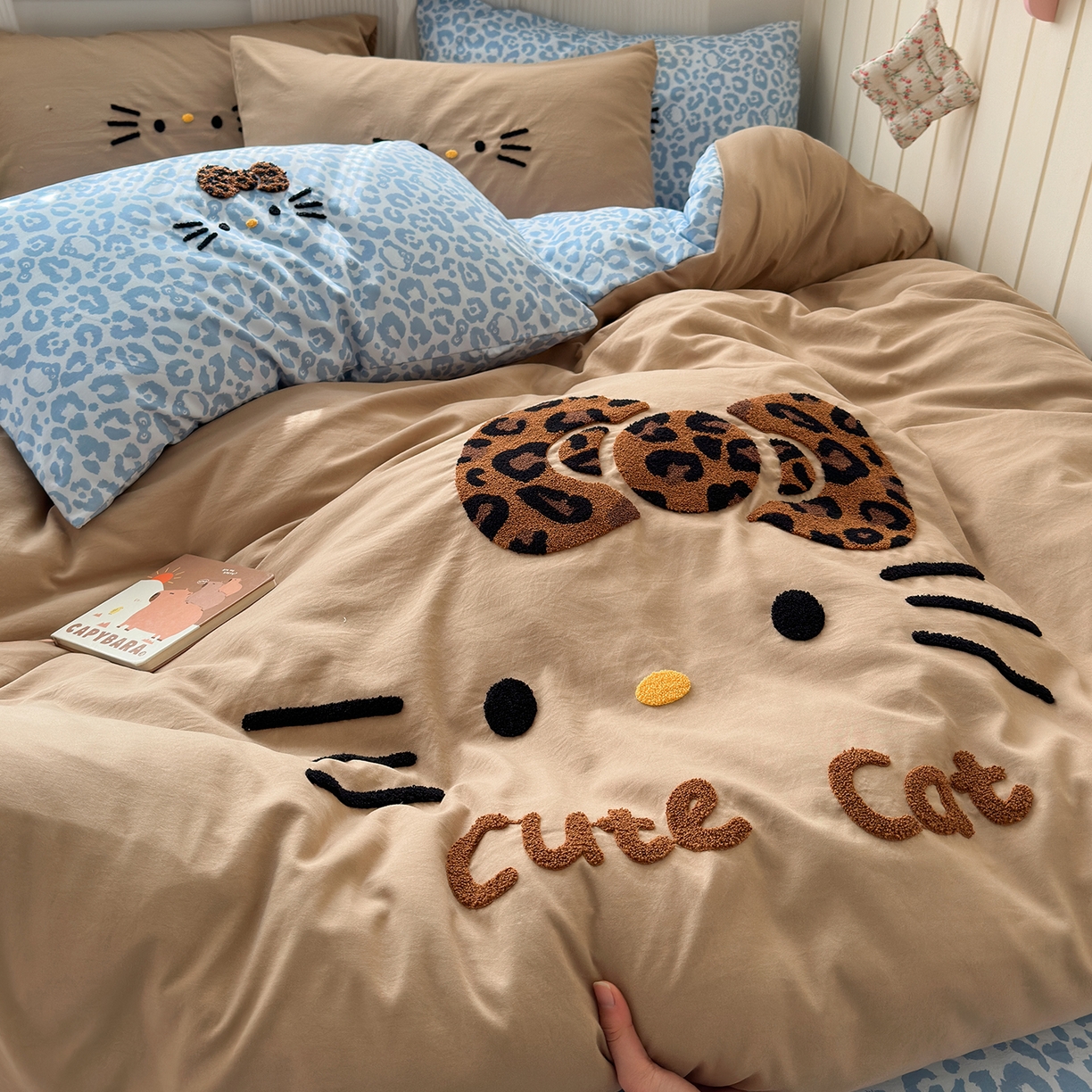 91家纺网 家纺一手货源 找家纺 优选良品 2026新款网红热款豹纹kitty毛巾绣床上四件套学生三件套 豹纹kitty-奶咖