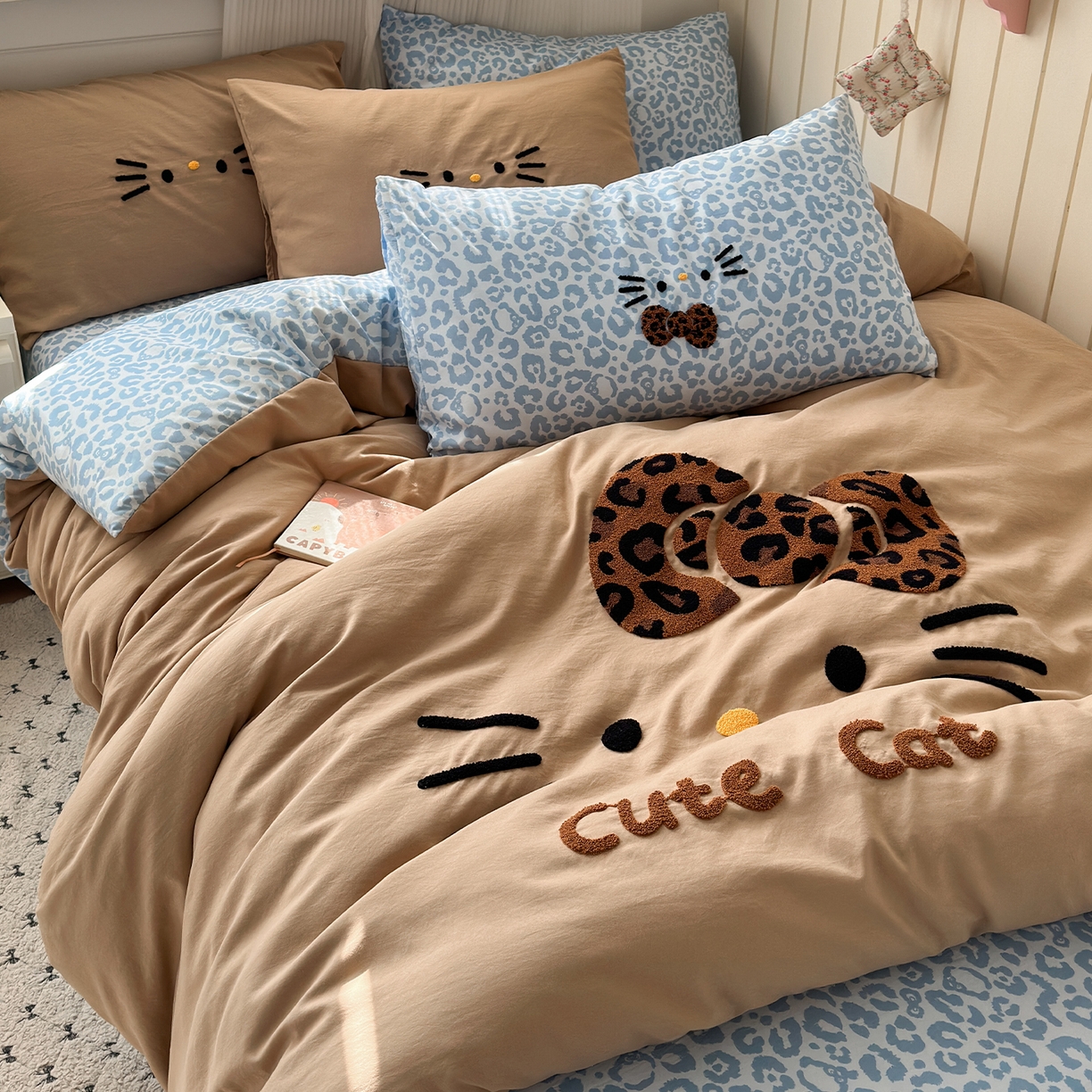 91家纺网 家纺一手货源 找家纺 优选良品 2026新款网红热款豹纹kitty毛巾绣床上四件套学生三件套 豹纹kitty-奶咖