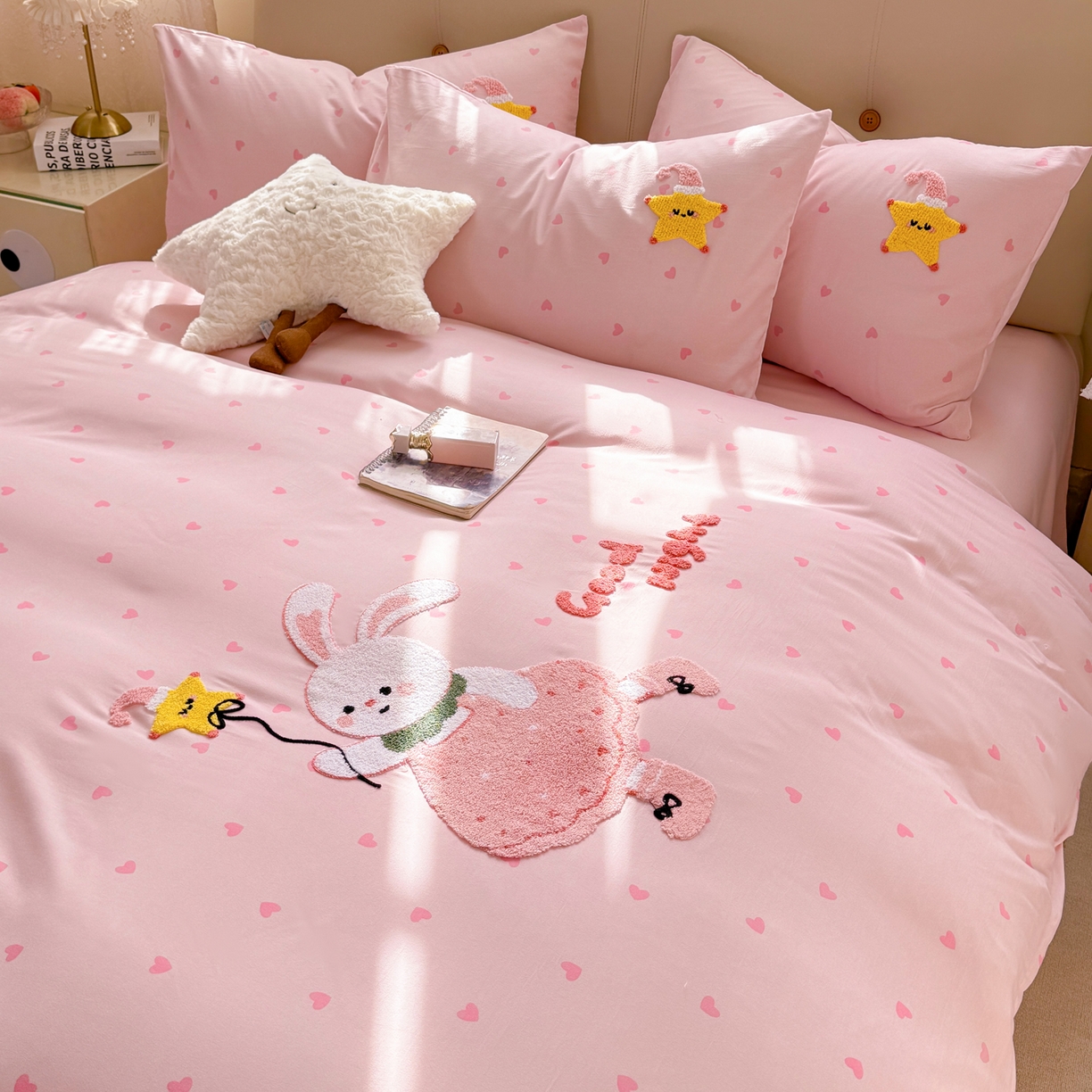 91家纺网 家纺一手货源 找家纺 优选 2026新款小红书热款混搭风毛巾绣床上用品四件套韩版学生三件套【专版花型 盗版必究】 萌萌兔