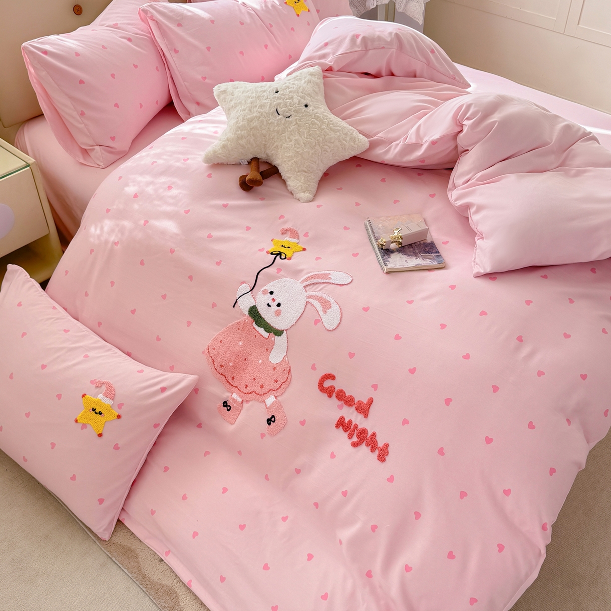 91家纺网 家纺一手货源 找家纺 优选 2026新款小红书热款混搭风毛巾绣床上用品四件套韩版学生三件套【专版花型 盗版必究】 萌萌兔