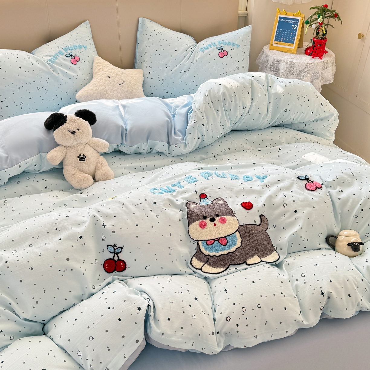 91家纺网 家纺一手货源 找家纺 优选 2026新款小红书热款混搭风毛巾绣床上用品四件套韩版学生三件套【专版花型 盗版必究】 樱桃小狗