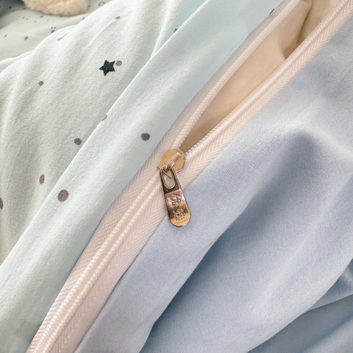 91家纺网 家纺一手货源 找家纺 优选 2026新款小红书热款混搭风毛巾绣床上用品四件套韩版学生三件套【专版花型 盗版必究】 樱桃小狗