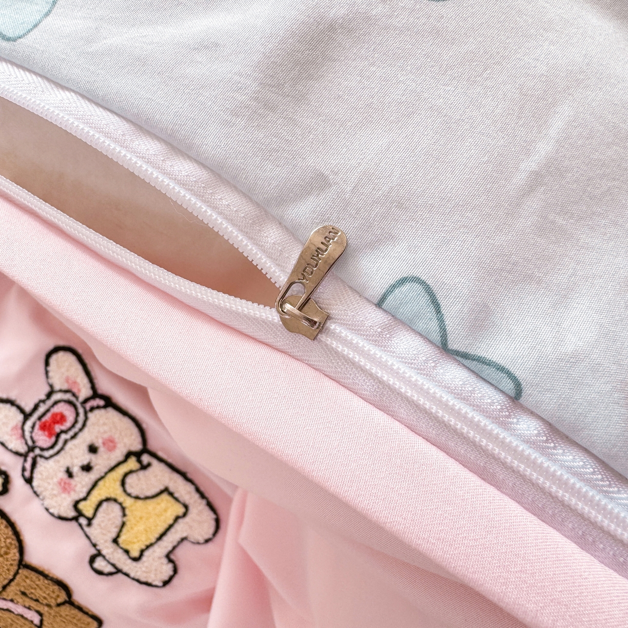 91家纺网 家纺一手货源 找家纺 优选良品 2026新款小红书热款混搭风毛巾绣床上用品四件套韩版学生三件套 心动信号