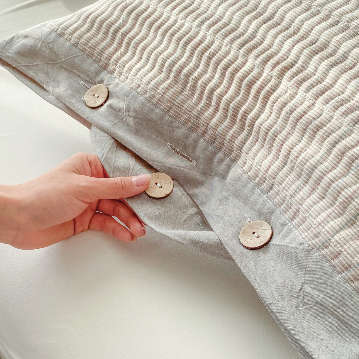 91家纺网 家纺一手货源 找家纺 美宜家 2026新款全棉水洗高密色织夹棉纺缝枕套高端全棉枕芯保护套 5.邂逅米灰