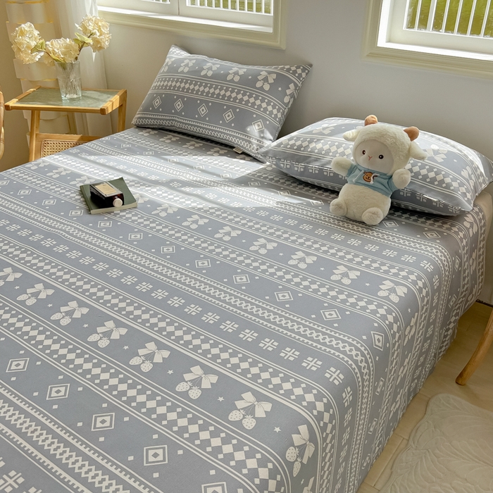 91家纺网 家纺一手货源 找家纺 爱彼家纺 2026新款原棉老粗布凉席席子床单条纹印花床单-粗纱系列一 草莓格-灰