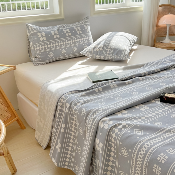 91家纺网 家纺一手货源 找家纺 爱彼家纺 2026新款原棉老粗布凉席席子床单条纹印花床单-粗纱系列一 草莓格-灰