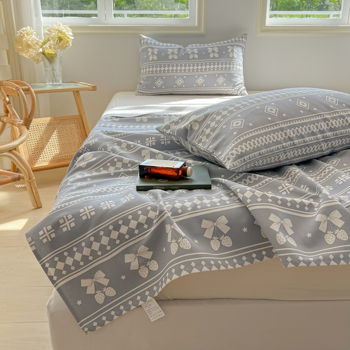 91家纺网 家纺一手货源 找家纺 爱彼家纺 2026新款原棉老粗布凉席席子床单条纹印花床单-粗纱系列一 草莓格-灰