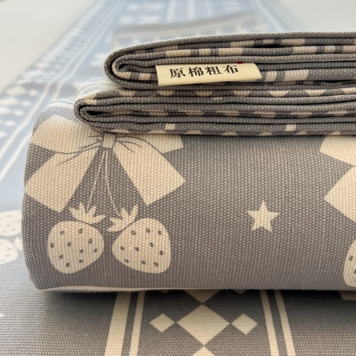 91家纺网 家纺一手货源 找家纺 爱彼家纺 2026新款原棉老粗布凉席席子床单条纹印花床单-粗纱系列一 草莓格-灰