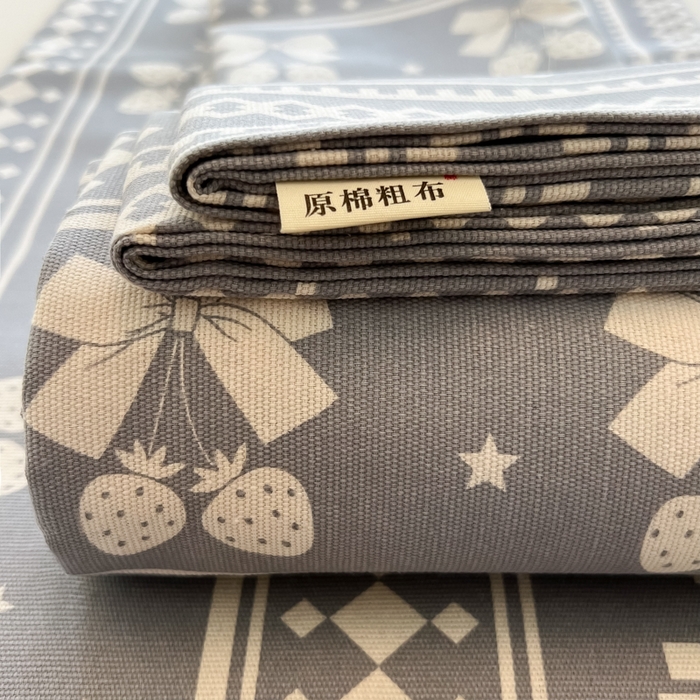 91家纺网 家纺一手货源 找家纺 爱彼家纺 2026新款原棉老粗布凉席席子床单条纹印花床单-粗纱系列一 草莓格-灰