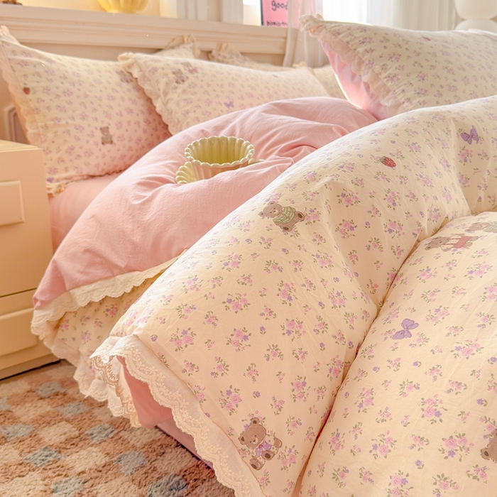 91家纺网 家纺一手货源 找家纺 芯贝儿 2026新款古法小清新全棉花边仿棉水洗棉法式四件套件被套床单 草莓熊