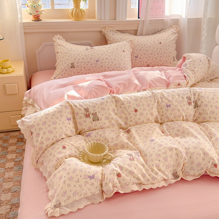 91家纺网 家纺一手货源 找家纺 芯贝儿 2026新款古法小清新全棉花边仿棉水洗棉法式四件套件被套床单 草莓熊