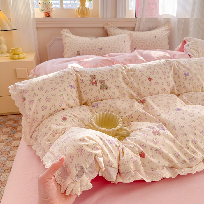 91家纺网 家纺一手货源 找家纺 芯贝儿 2026新款古法小清新全棉花边仿棉水洗棉法式四件套件被套床单 草莓熊