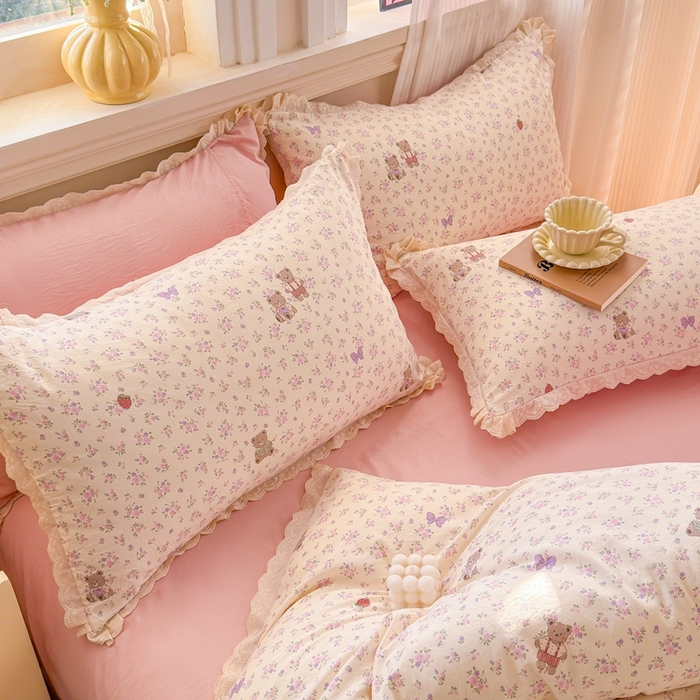 91家纺网 家纺一手货源 找家纺 芯贝儿 2026新款古法小清新全棉花边仿棉水洗棉法式四件套件被套床单 草莓熊