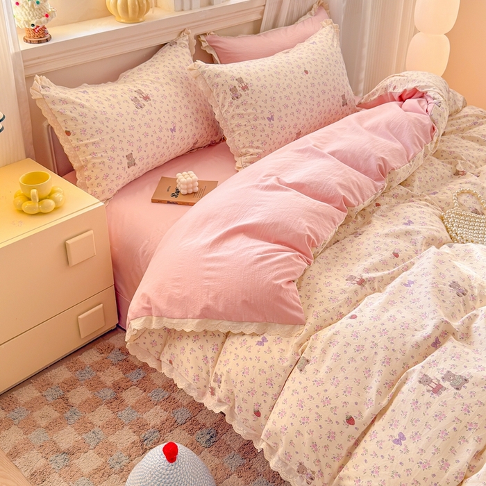 91家纺网 家纺一手货源 找家纺 芯贝儿 2026新款古法小清新全棉花边仿棉水洗棉法式四件套件被套床单 草莓熊