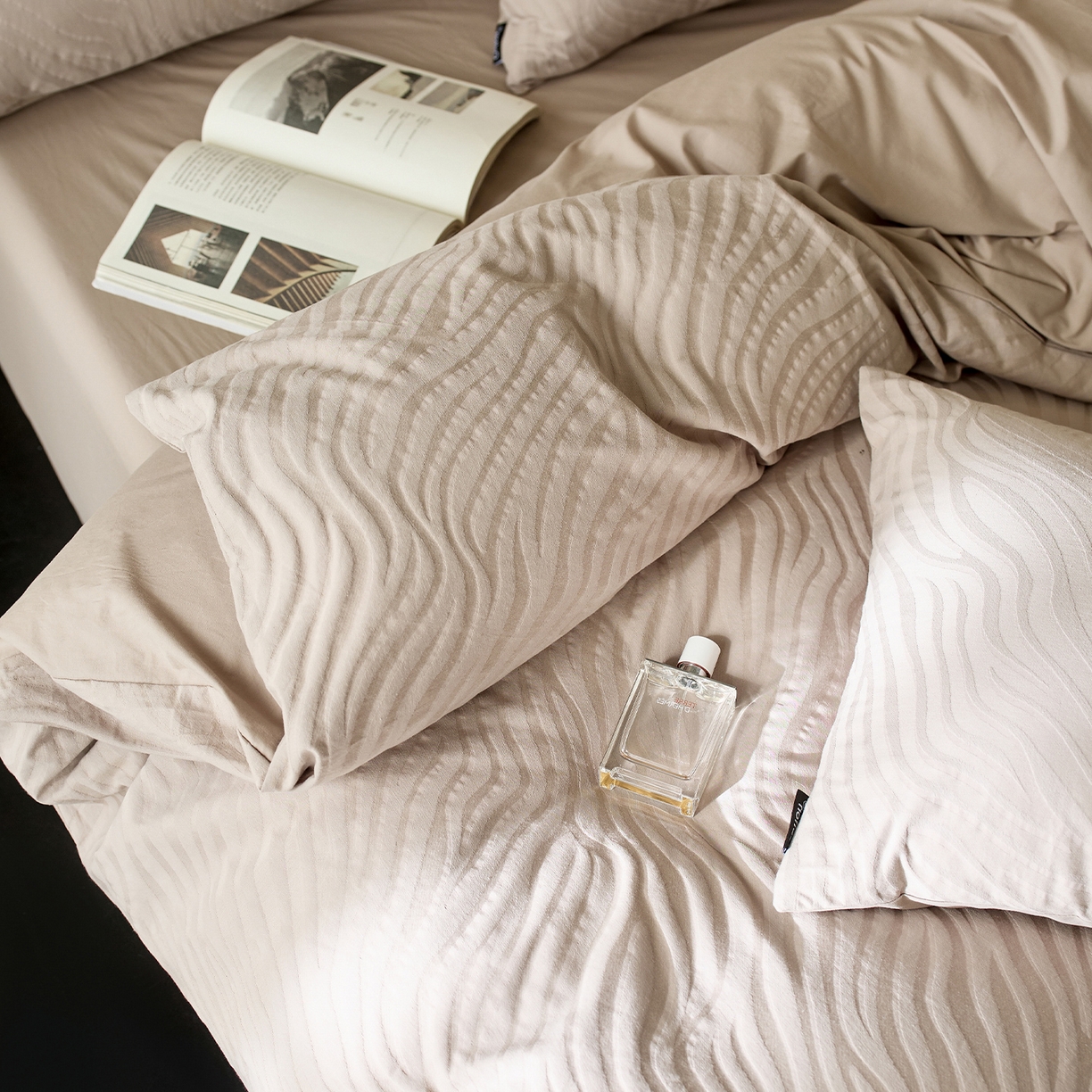 91家纺网 家纺一手货源 找家纺 小懒猪 2026新款亲肤舒适立体全棉提花四件套 杰斯-金属灰