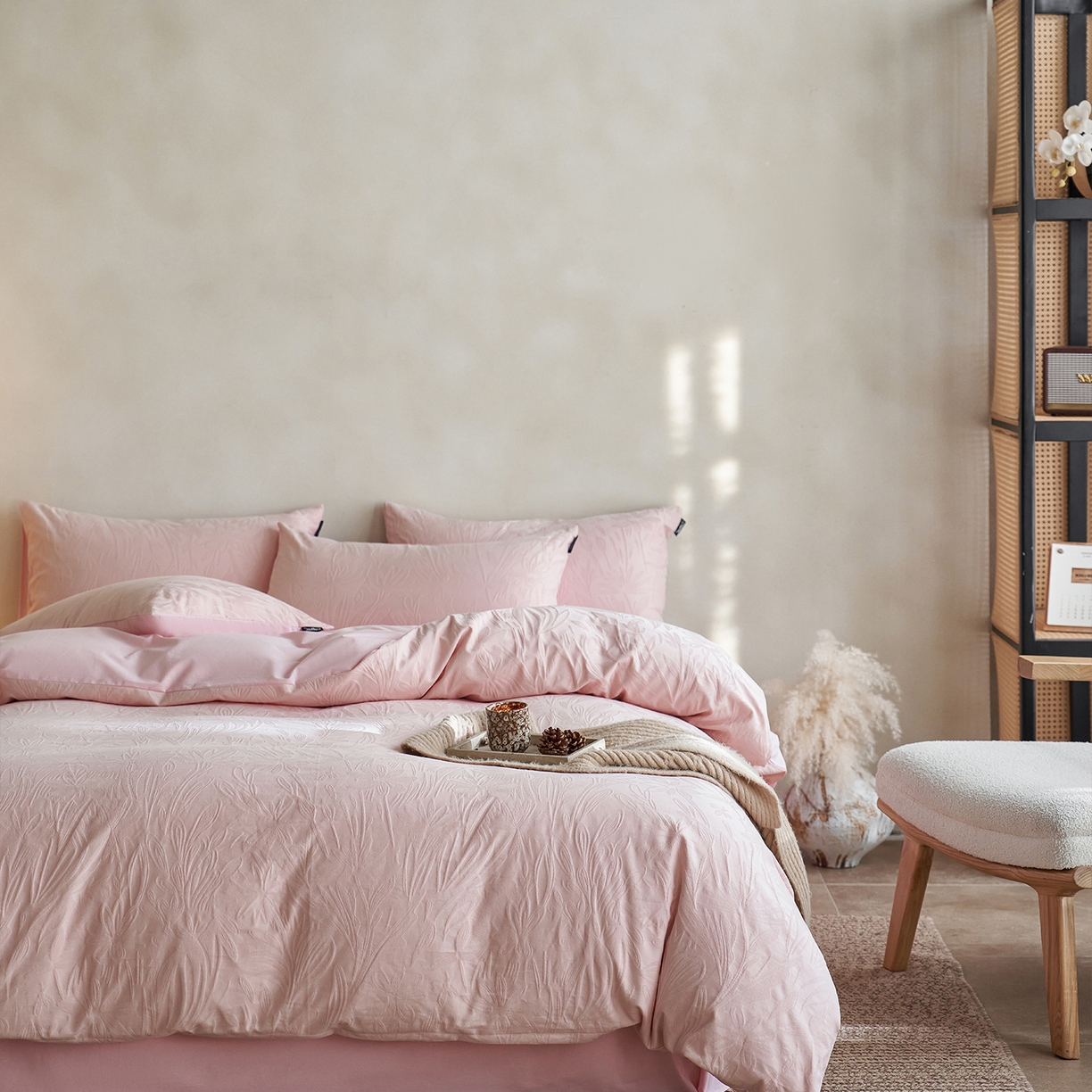 91家纺网 家纺一手货源 找家纺 小懒猪 2026新款亲肤舒适立体全棉提花四件套 秘境-唯美粉