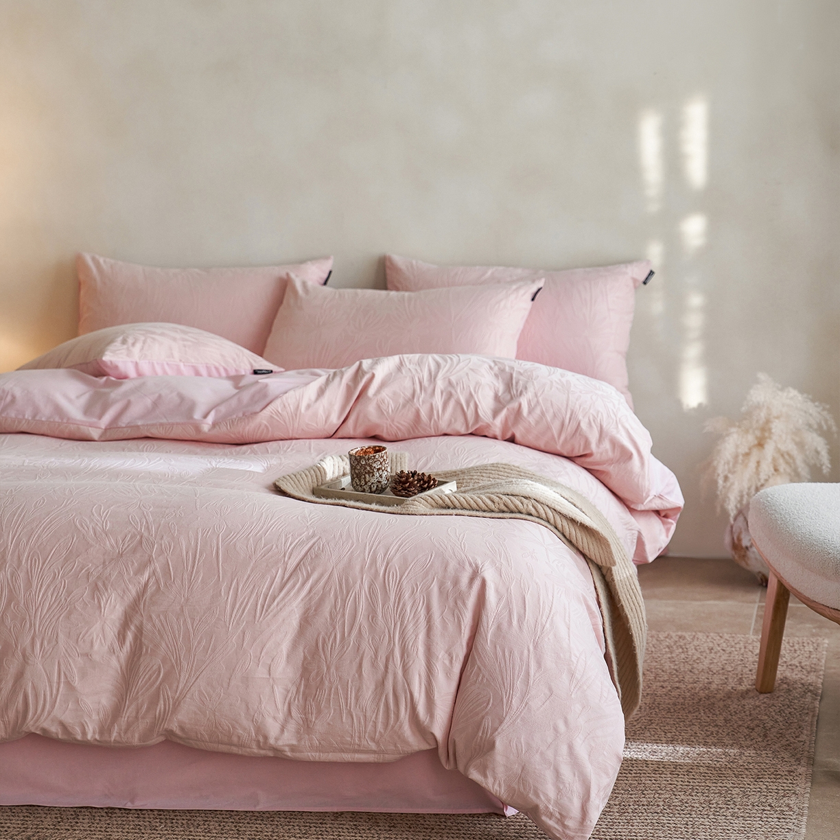 91家纺网 家纺一手货源 找家纺 小懒猪 2026新款亲肤舒适立体全棉提花四件套 秘境-唯美粉