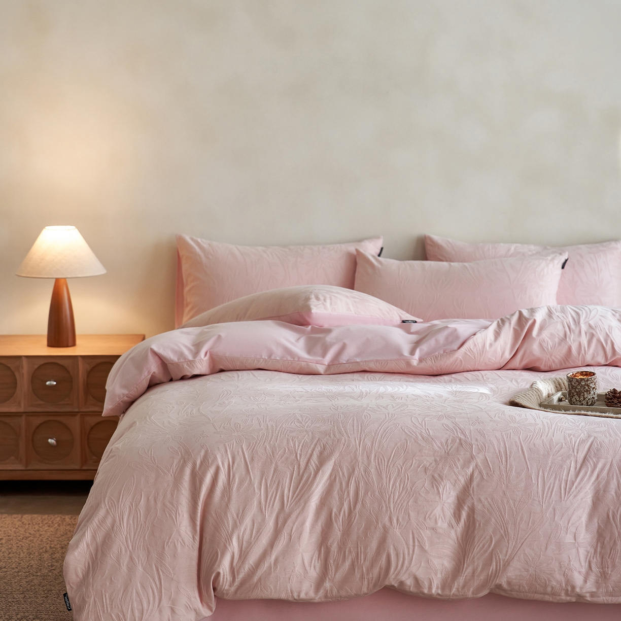 91家纺网 家纺一手货源 找家纺 小懒猪 2026新款亲肤舒适立体全棉提花四件套 秘境-唯美粉